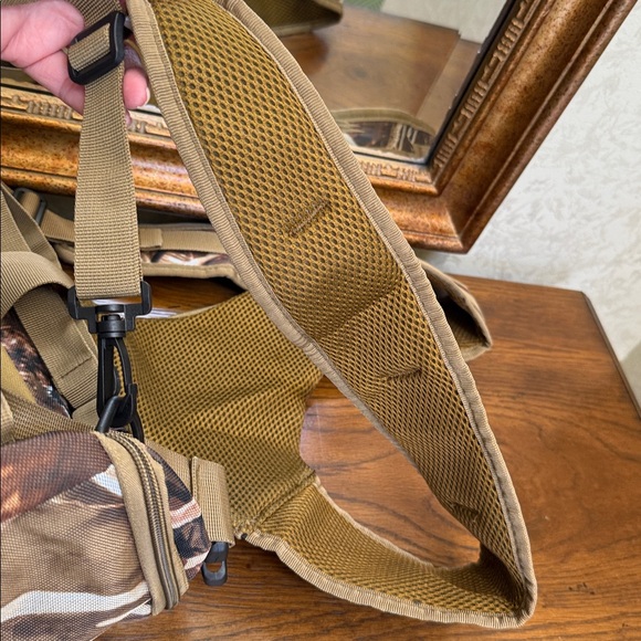 Camo Hunter’s Harness. Pro grade. Ballistic Nylon. Many storage areas. - Picture 10 of 14